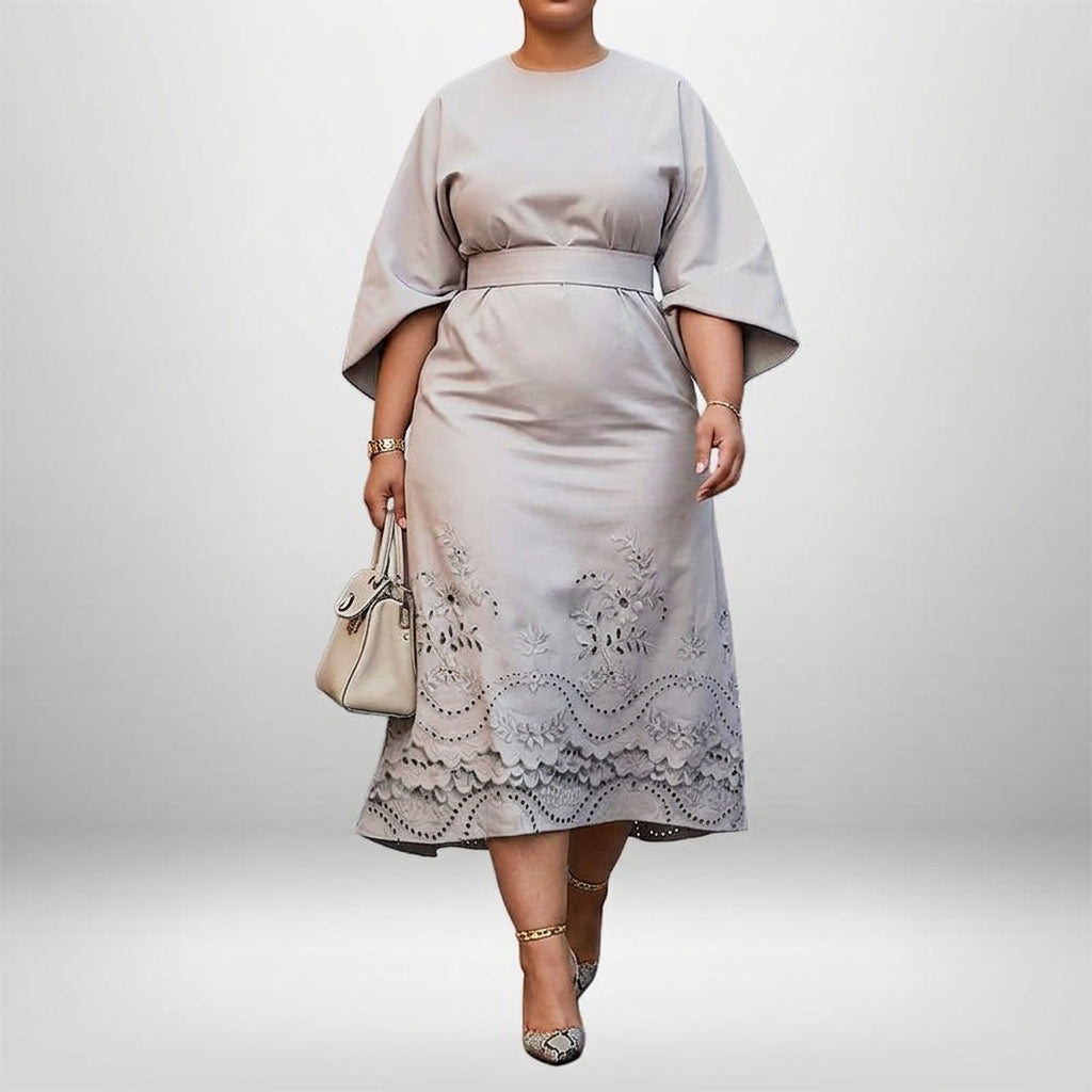 INES | Broderet Midi med Skulptureret Talje og Blød Elegance