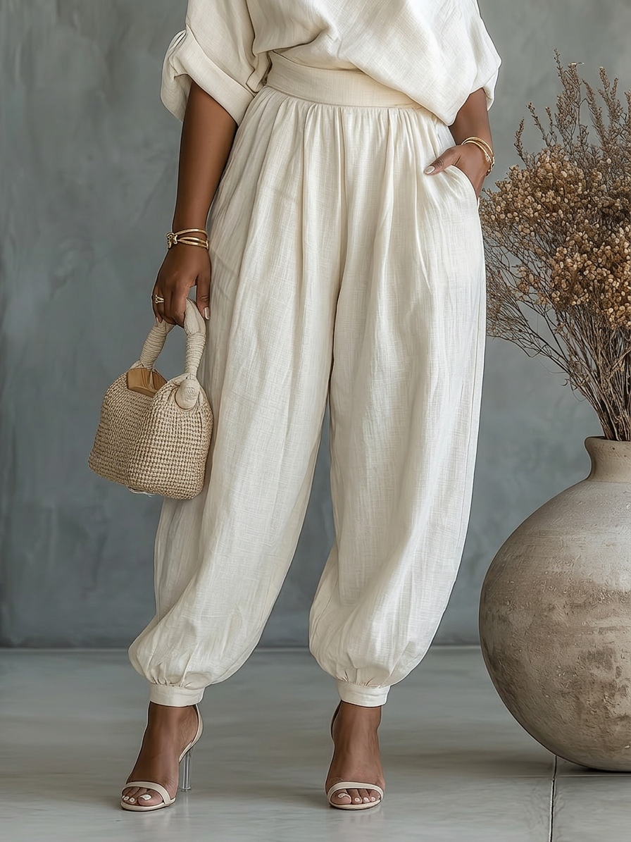 Kvinders Off-White Sæt med Off-Shoulder Top og Tapered Bukser