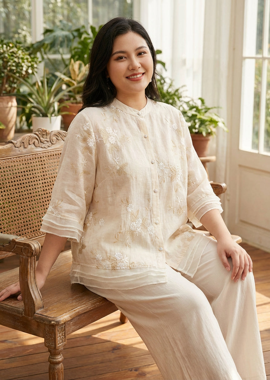 Anouk | Chic Bluse med Blomsterdetaljer
