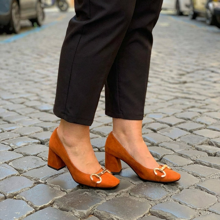 ELEGANTE PUMPER MED GULDDETALJE