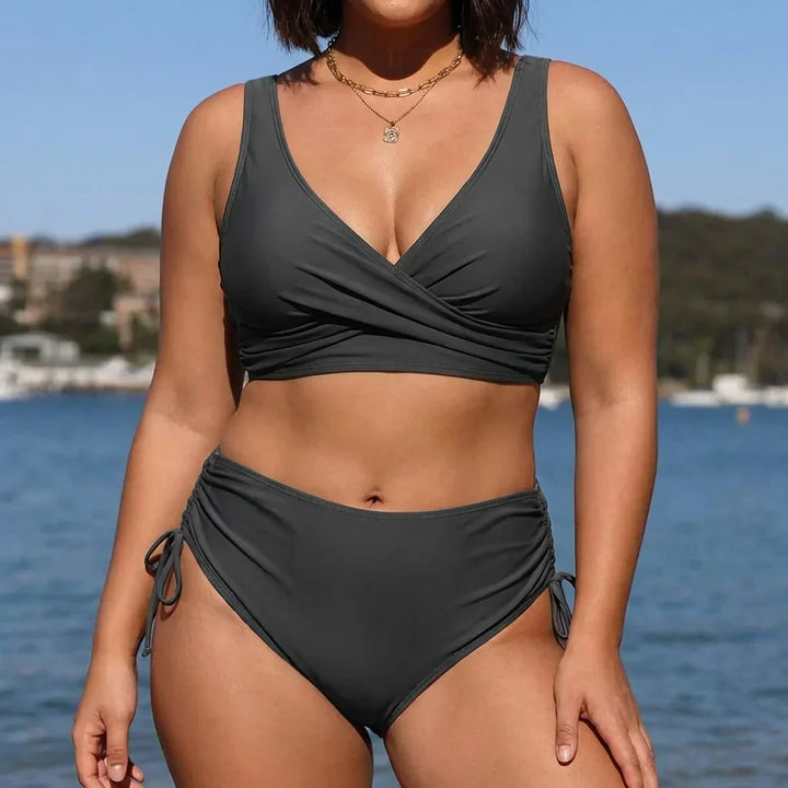 Wilhelmina | Dit maveformende bikini sæt med en stilfuld V-hals