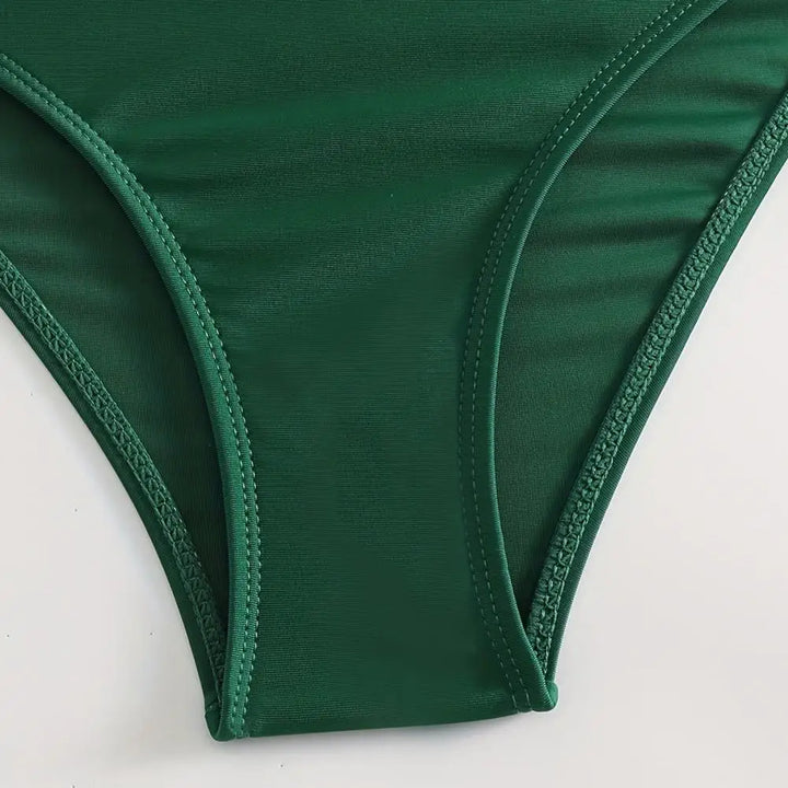 Wilhelmina | Dit maveformende bikini sæt med en stilfuld V-hals