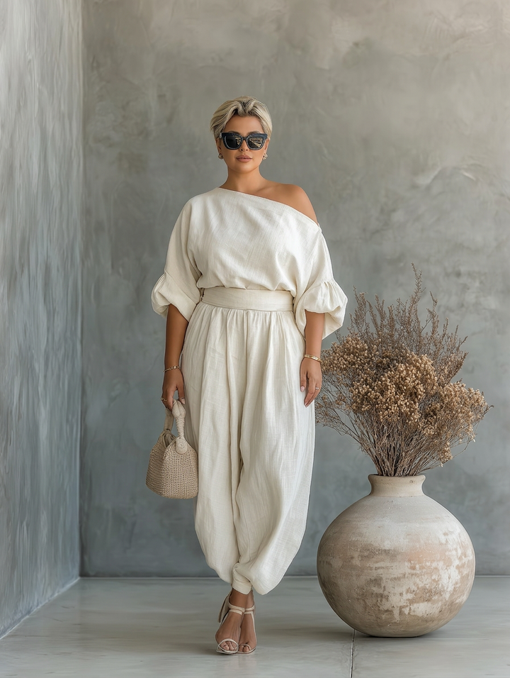 Kvinders Off-White Sæt med Off-Shoulder Top og Tapered Bukser